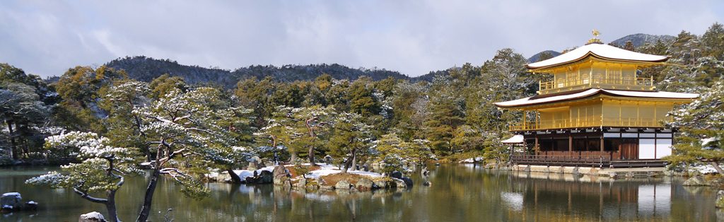 雪の京都・金閣寺